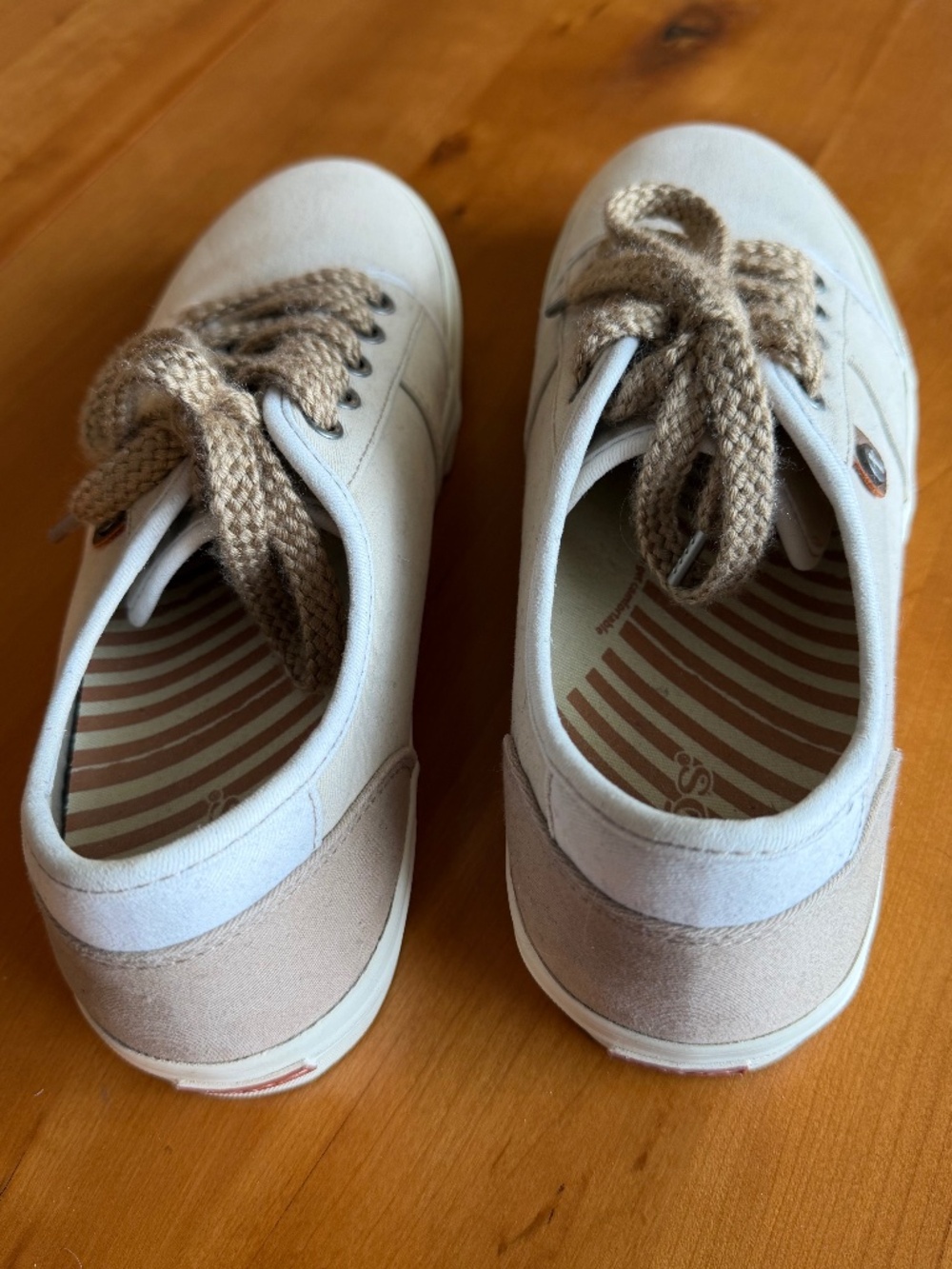 Taos Plim Super Soul Tennis Shoes, Size 9